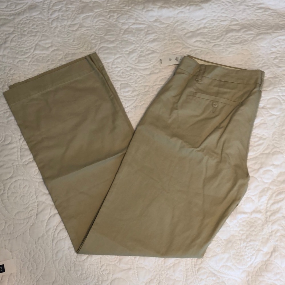 NWT GAP Classic Khaki Pants size 10